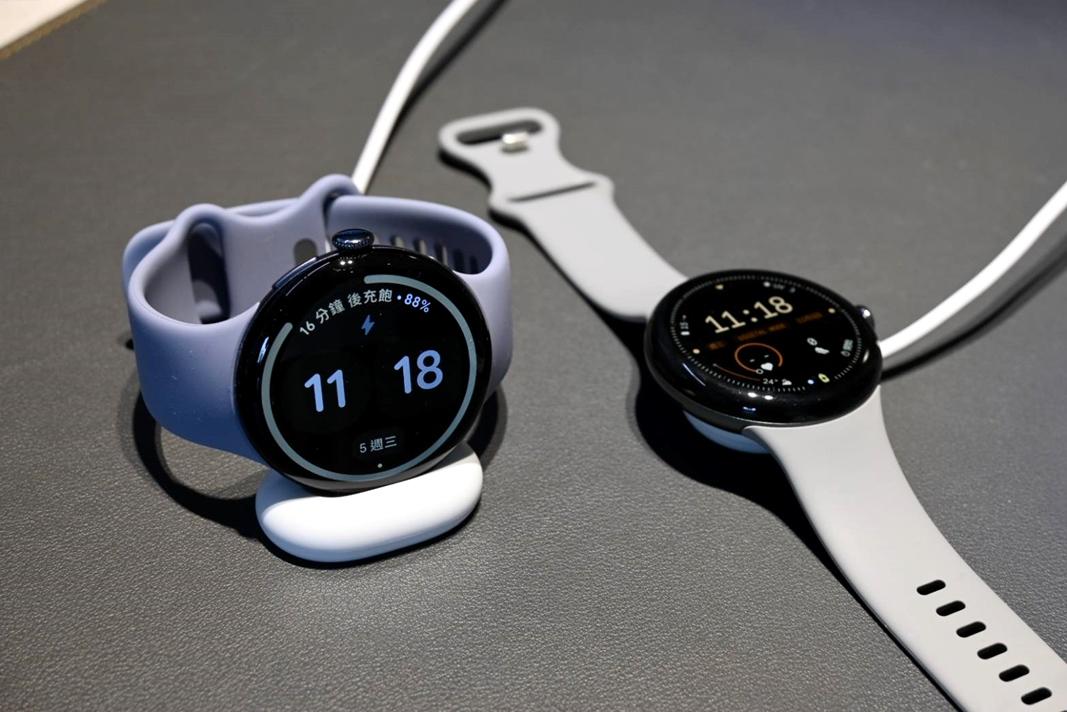 Pixel Watch 4（圖左）的充電座是採用垂直設計，比前代Pixel Watch 3（圖右）更省空間，而且還能充當桌面小時鐘。