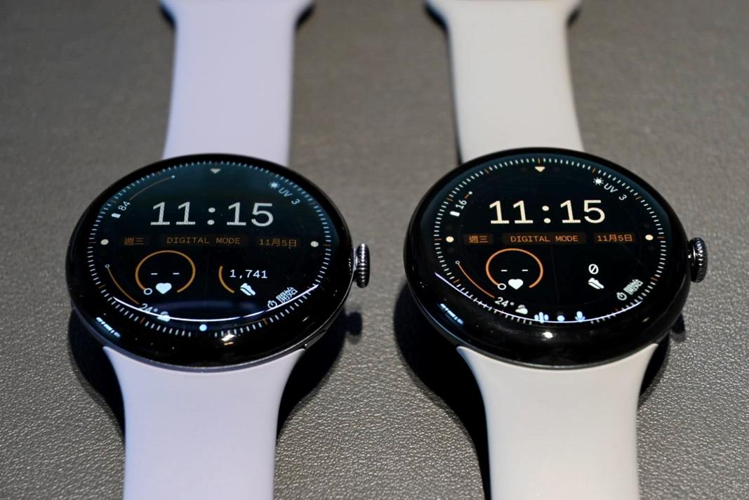 相較Pixel Watch 3（圖右），Pixel Watch 4（圖左）螢幕帶有弧度，中央字體更被清楚突顯，邊緣也會較具有延伸感。