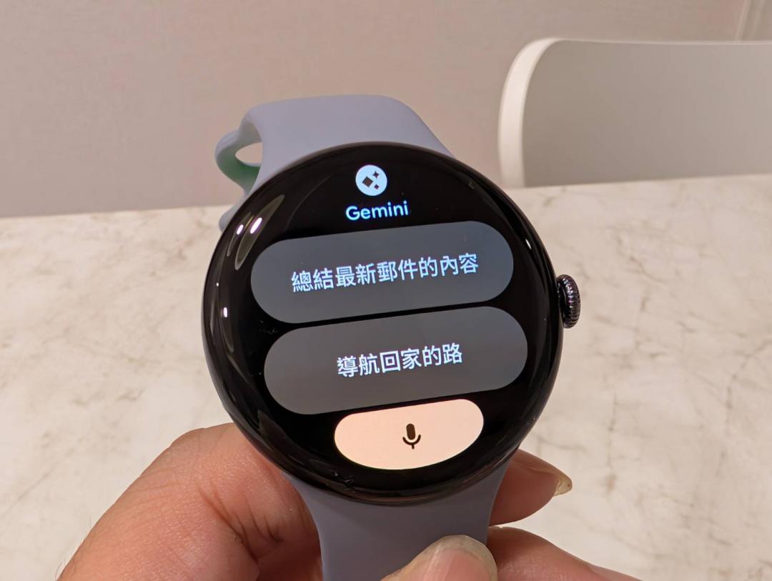 透過桌面內建的Gemini功能模塊，可將常用指令變成快捷鍵，在不便發聲呼叫AI時，也能快速點擊啟用。