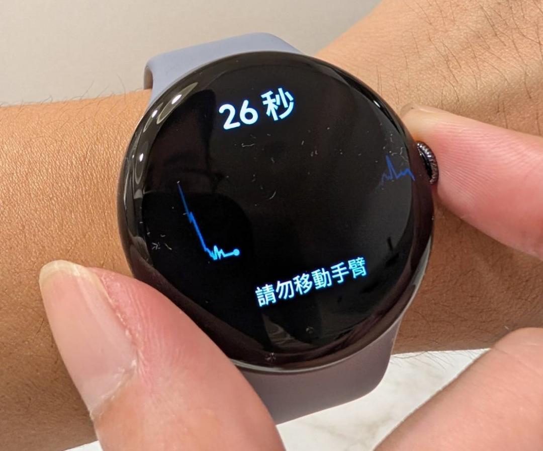 將手指放在錶冠上，雙手保持平放狀態，Pixel Watch 4僅需30秒的時間，即可提供用戶即時的心電圖資訊。
