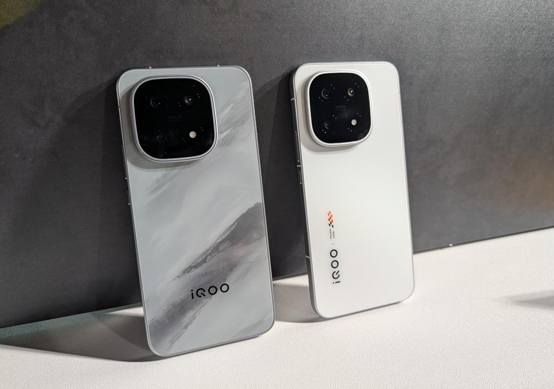 iQOO 15推出「凌雲灰」（左）與「傳奇白」（右）兩款配色。（圖／記者吳佩樺攝）

 



 



 