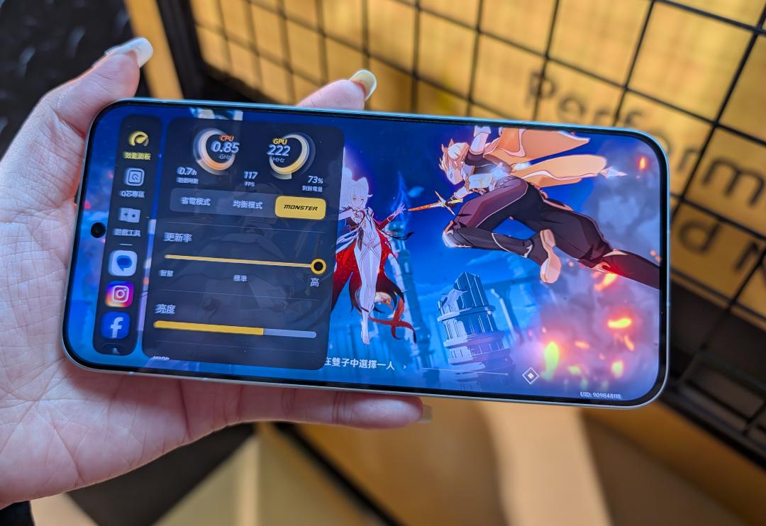 iQOO 15鎖定遊戲玩家打造，搭載自研電競晶片Q3，提供高效能的遊戲體驗。（圖／記者吳佩樺攝）