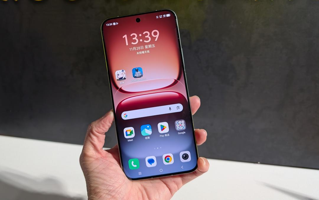 iQOO 15螢幕主打高畫質顯示，同時兼顧護眼設計，長時間遊戲也保有舒適度。（圖／記者吳佩樺攝）