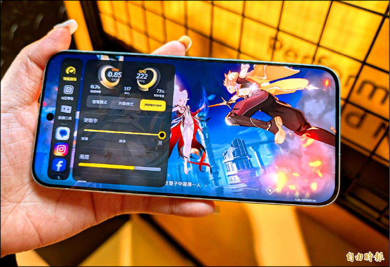 iQOO 15鎖定遊戲玩家打造，搭載自研電競晶片Q3，提供高效能的遊戲體驗。（記者吳佩樺攝）