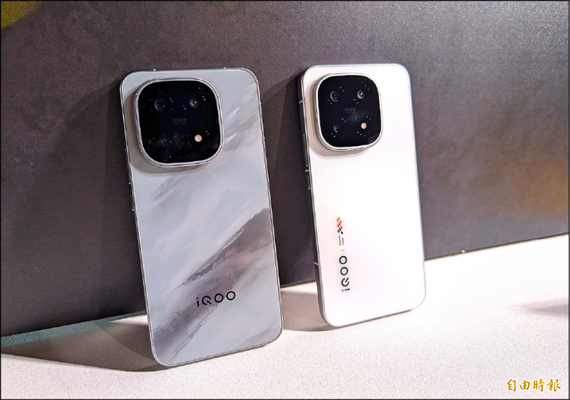 iQOO 15推出凌雲灰（圖左）與傳奇白（圖右）兩種配色，凡於預購期間入手，即享原廠延長保固1年、螢幕意外保固12個月1次等優惠。（記者吳佩樺攝）