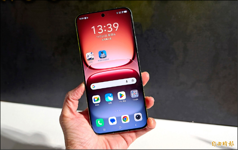 iQOO 15螢幕主打高畫質顯示，同時兼顧護眼設計，即使長時間玩遊戲仍保有舒適度。（記者吳佩樺攝）