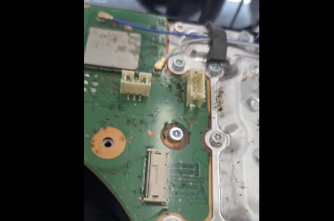 該店家表示，主機內部零組件上佈滿蟑螂糞便。（圖／翻攝Ｘ）