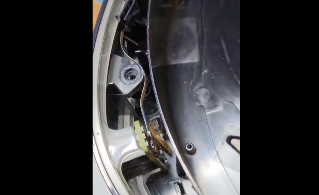 活生生的蟑螂正從主機內部爬出來。（圖／翻攝Ｘ）