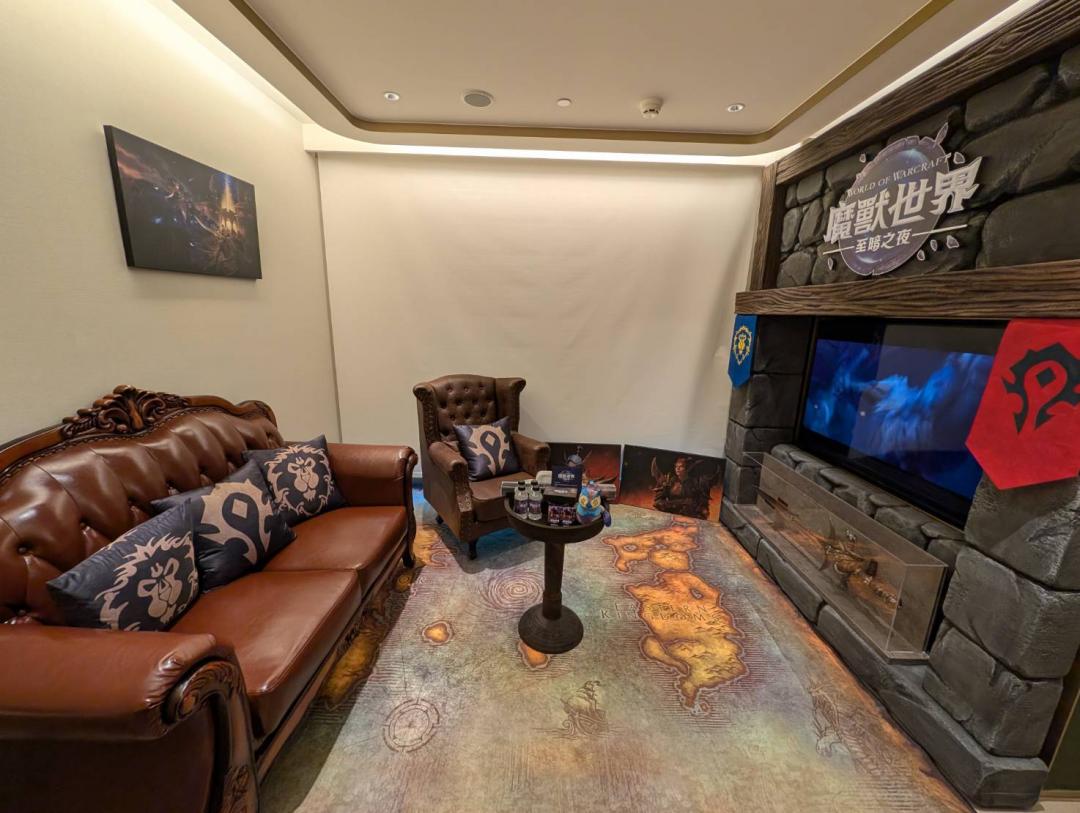 一進門就能看到各種魔獸世界元素的客廳。（圖／記者黃肇祥攝）