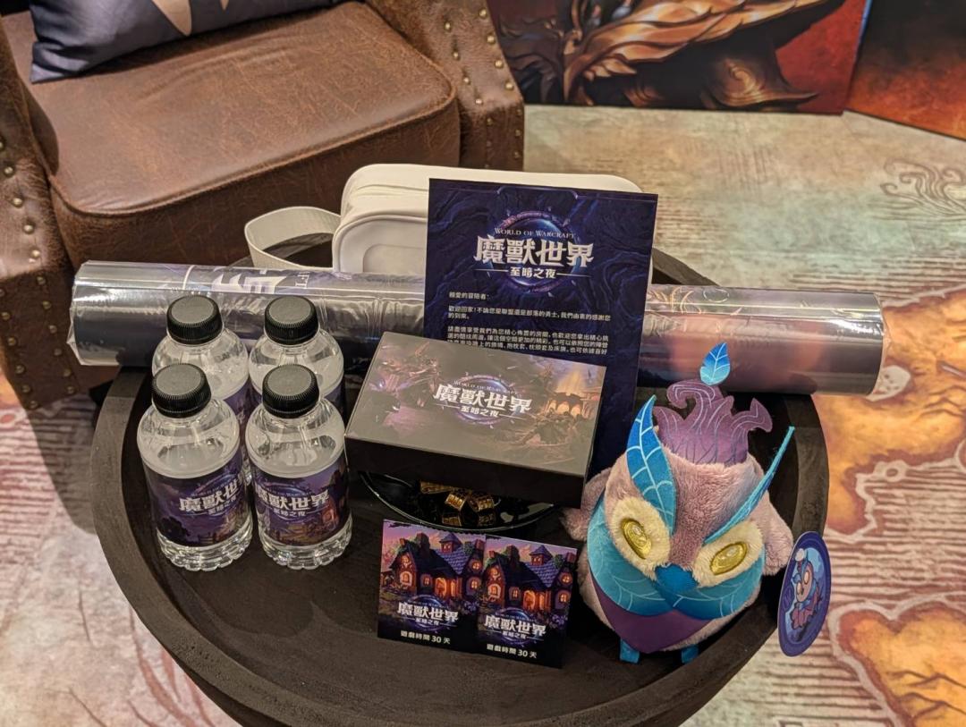 玩家只要入住就能獲得
《魔獸世界》皮皮玩偶、紀念海報。（圖／記者黃肇祥攝）