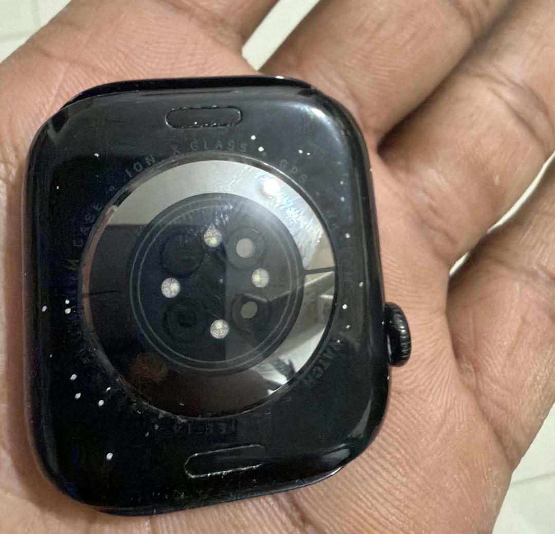 Apple Watch Series 10去年上市後不久，就有部分用戶抱怨曜石黑容易掉漆的問題。（圖／Reddit）