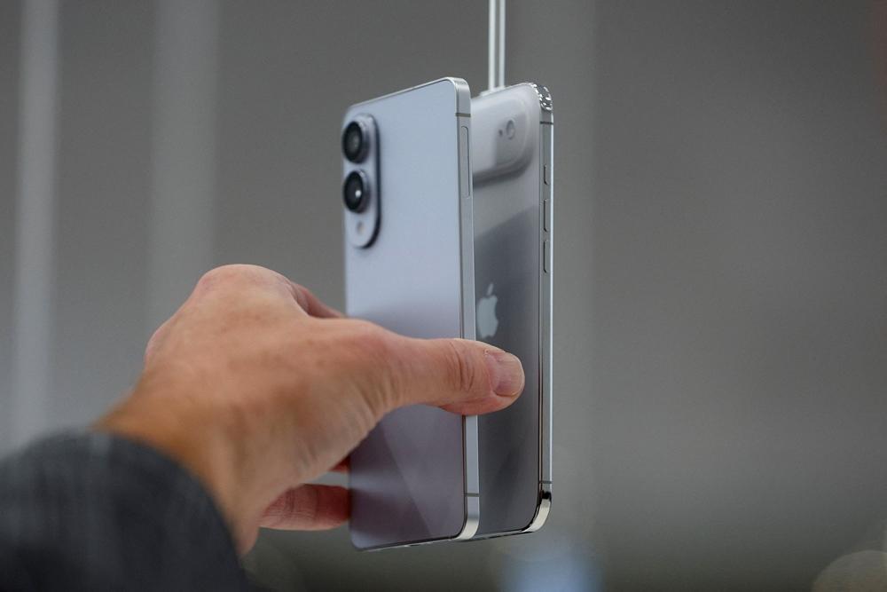 蘋果、三星兩大巨頭率先嘗試超薄手機，替產業帶來全新氣象。右為iPhone Air，左為Galaxy S25 Edge。（路透社）