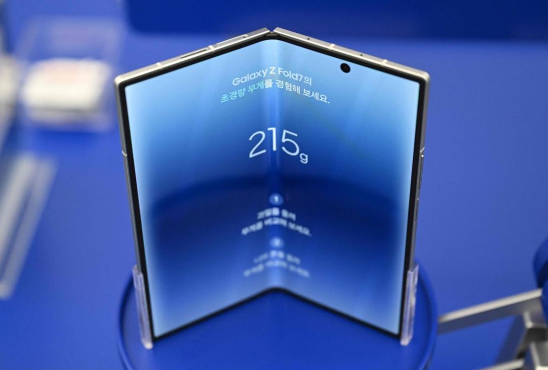 三星承諾Galaxy Z Fold7可以有50萬次的摺疊次數，耐用性今非昔比。（法新社）