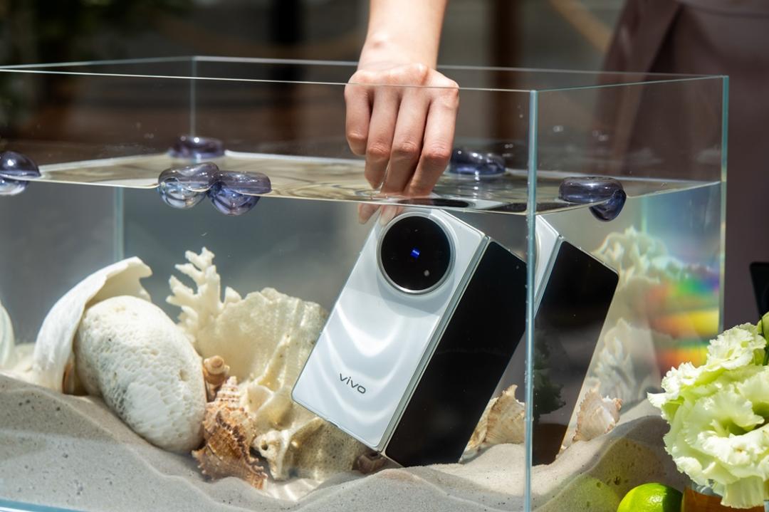 過往摺疊手機因轉軸的高精密性，很難做到嚴密的防水結構，但現在vivo X Fold 5已有IPX9+的等級。（vivo提供）