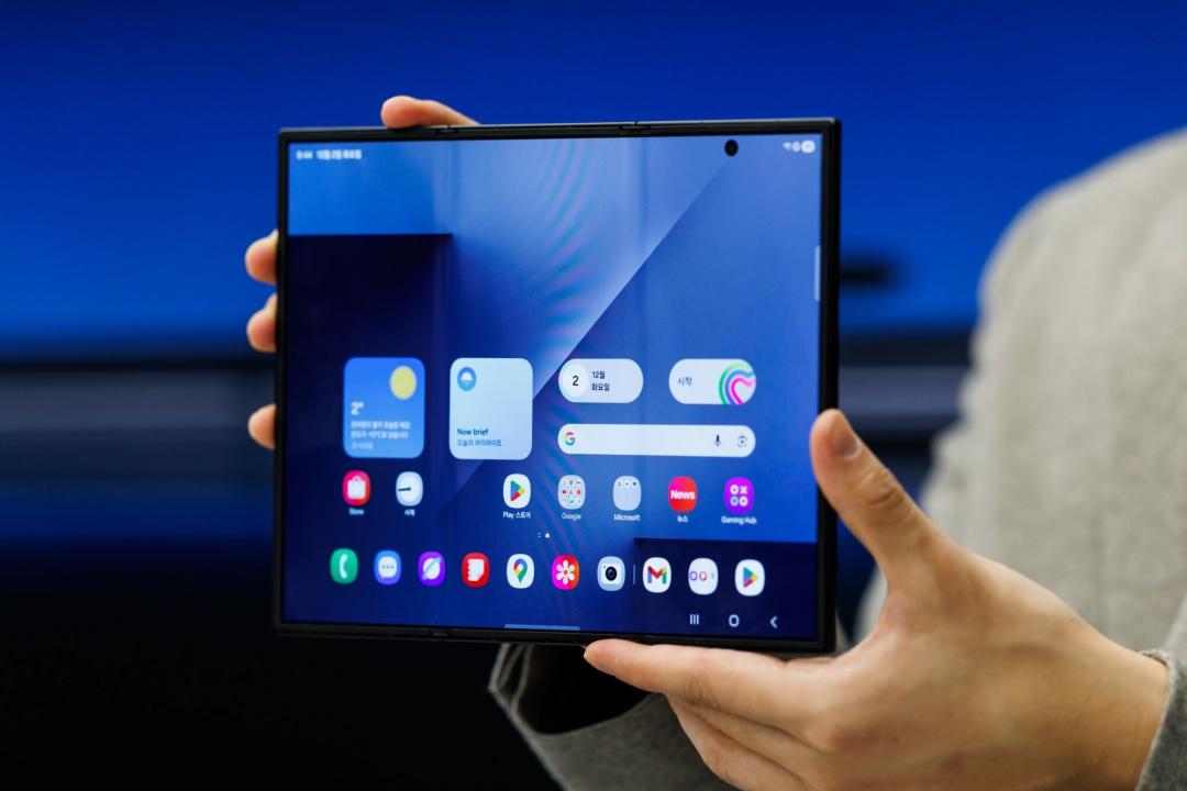 不只三星、華為，傳聞小米也有意推出三摺手機手機。（圖／路透社，此為三星Galaxy Z TriFold）