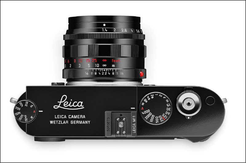 亮面黑漆版的Summilux-M 50 f/1.4 ASPH.會隨著使用摩擦，開始出現不一樣的色彩。