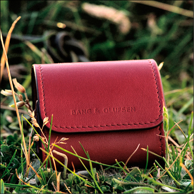 為彰顯奢華定位，Bang & Olufsen同步推出Beo Grace專屬皮革收納袋，消費者可額外加購，提供蔓越莓紅（圖）、暗夜黑與貝殼沙3色選擇，售價各9,980元，即日起開放預購。