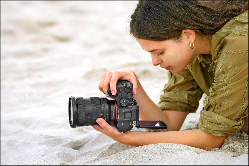Sony α7 V採4軸多角度翻轉螢幕，無論橫向或縱向拍攝都能依需求調整。透過鎂合金機身、改良散熱結構，連續錄影可達90分鐘。