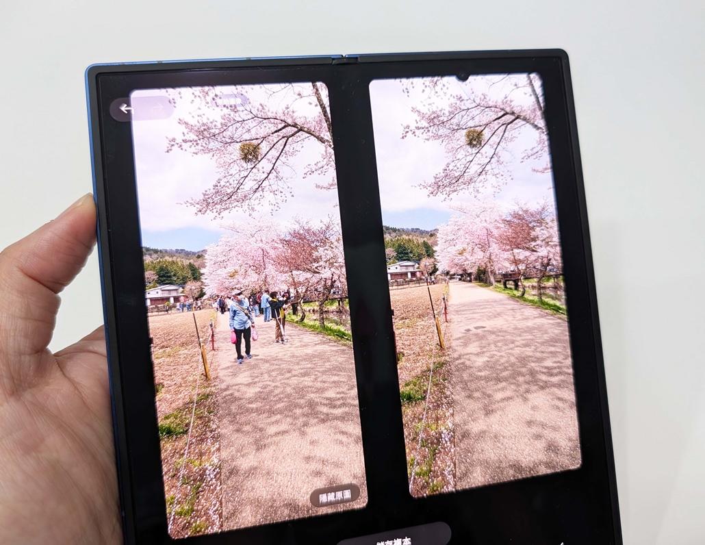 生成式相片編輯：AI修圖功能可一鍵去除路人與雜物，例如在櫻花季拍照時輕鬆消除人潮，還原純粹美景。螢幕還能左右對比原圖（左）與修圖後畫面（右）。（記者吳佩樺攝）