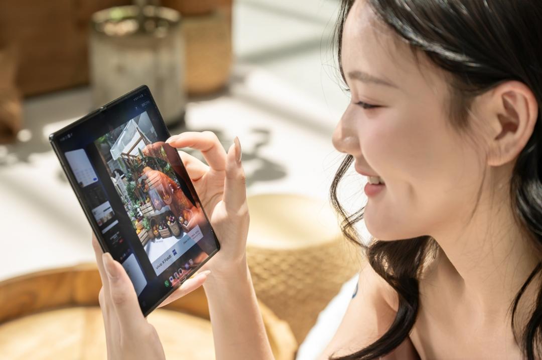 大摺疊手機兼具一般手機的便利性與平板的大螢幕優勢，能一次滿足兩種使用情境。圖為vivo X Fold5。