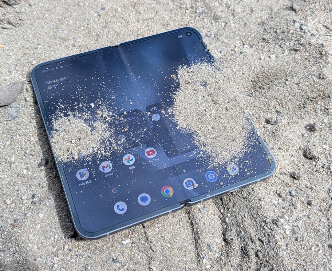 IP68防塵防水：Google Pixel 10 Pro Fold支援IP68防塵防水，防塵能力是業界最高，就算帶著手機陪孩子在公園沙坑玩，也不用擔心灰塵或沙粒造成損壞。（記者吳佩樺攝）