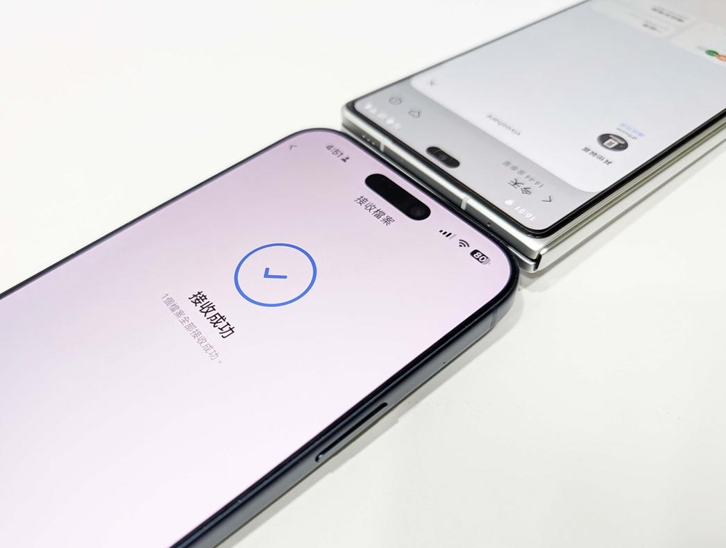 和iPhone一碰傳：升級至OriginOS 6系統，支援「一碰傳」功能，與iPhone輕碰就能快速傳送照片等檔案，打破Android手機和iPhone的隔閡。（記者吳佩樺攝）