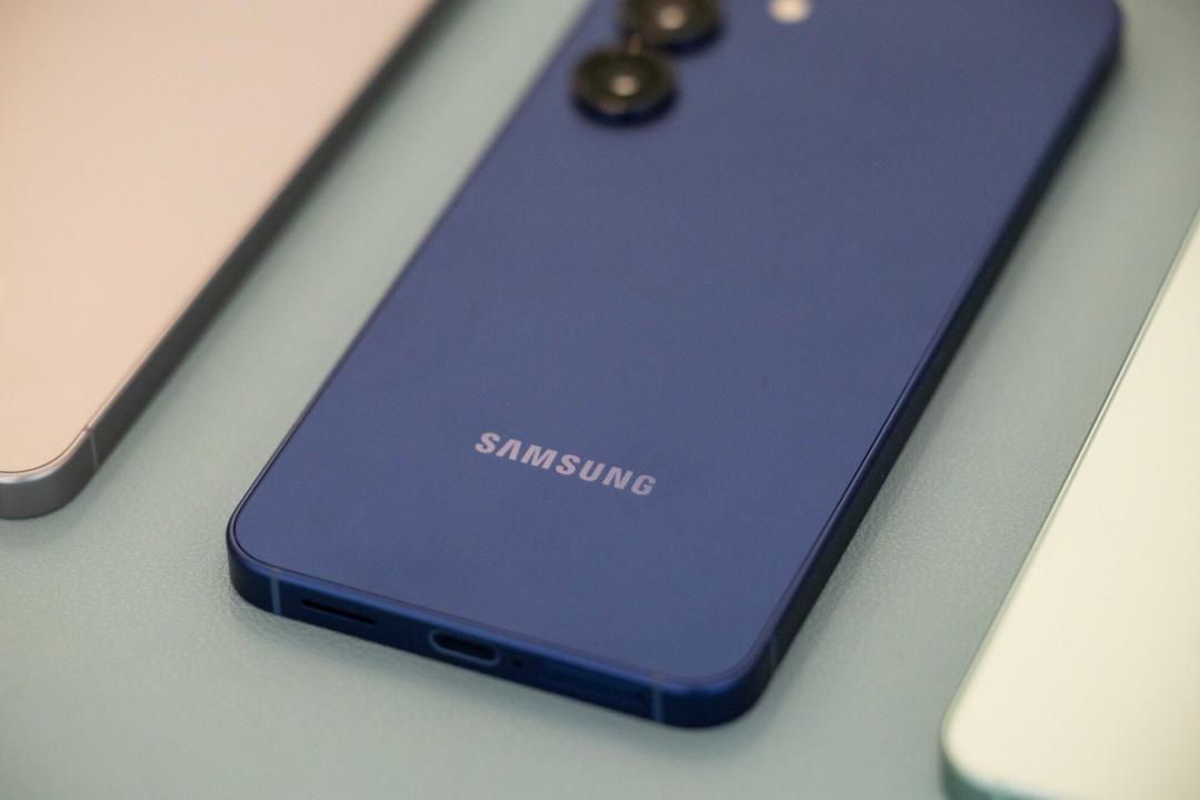 韓媒表示，為了壓低成本，三星放棄升級標準版S26相機。（圖／路透社）