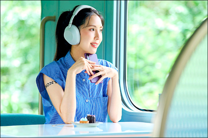 Sony人氣款WH-1000XM6降噪耳機內建多達12組麥克風，可以精準偵測並抵銷外在噪音。