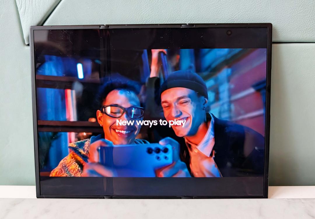 觀看YouTube等影音平台和追劇，畫面上下黑邊減少。（圖／記者吳佩樺攝）
