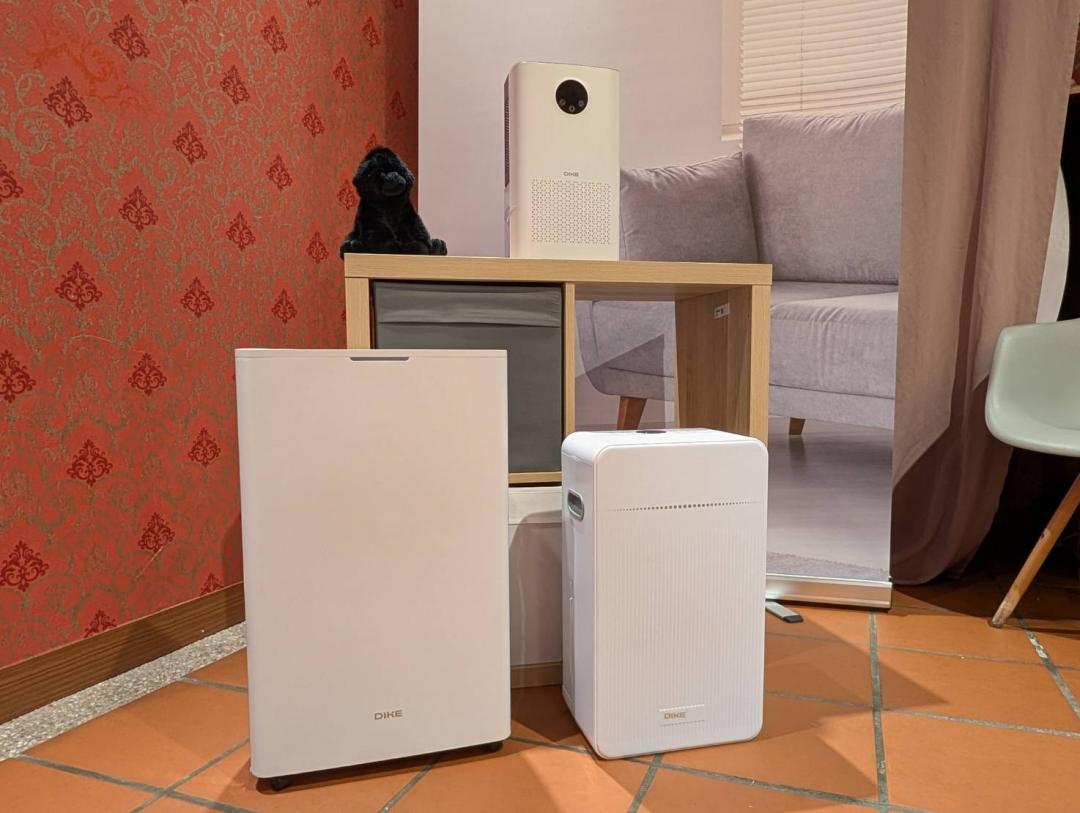 放置在桌上的是智慧靜音電子式除濕機，售價 2,490 元；圖左為 12L 除濕機，售價 12,500 元；圖右為 6L 除濕機，售價 7,450 元。（圖／記者黃肇祥攝）