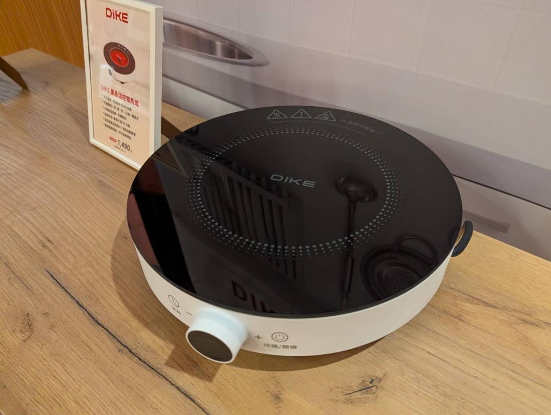 瞄準家中沒有廚房的租屋處與小宅，DIKE 黑晶溫控電陶爐以 1000W 火力與 9 段溫控，一舉滿足煎、煮、炒、火鍋等需求。此外，黑晶爐不挑鍋具且耐用的特性，也是其一大優勢。售價 1,890 元。（圖／記者黃肇祥攝）