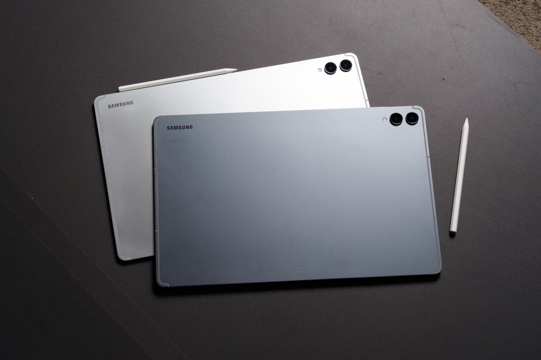 Galaxy Tab S11 Ultra推出薄霧灰、薄岩銀兩色。（圖／三星）