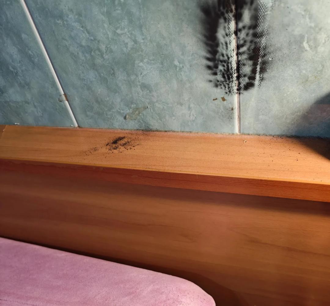 網友表示，自燃的小米藍牙喇叭就放在床頭，讓他嚇壞。（圖／翻攝Threads）