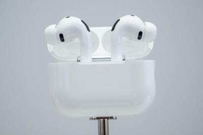 不是只有純白色！蘋果鮮艷款 AirPods 真實樣貌曝光