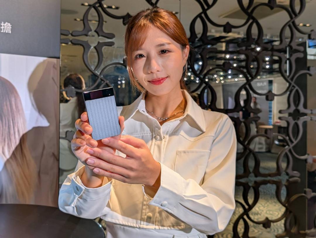 Plaud Note Pro是一張薄薄的錄音卡片，具有專業級的收音能力，且整合了AI功能，可自由選用GPT、Gemini等多種模型，5,690元。（記者黃肇祥攝）