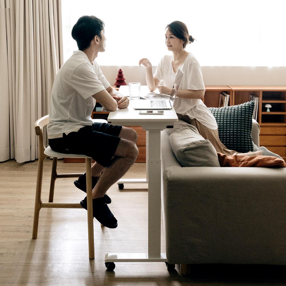 Flexispo推出窄型升降桌，也能夠做為餐桌融入客廳等不同空間，10,900元。（翻攝自官網）