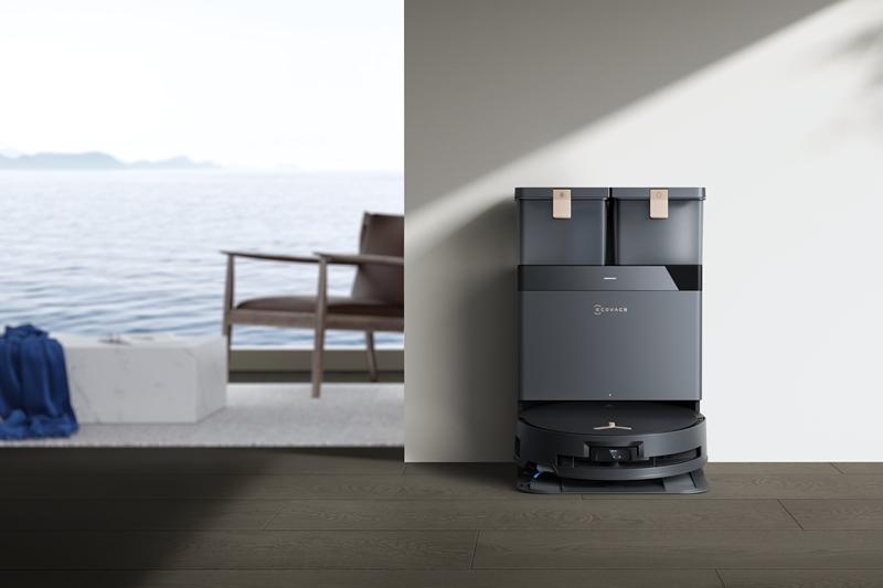 新一代掃地機器人聚焦於基站的升級，不僅協助打理居家衛生，更包辦後續的抹布清潔等工作。科沃斯DEEBOT X8 PRO OMNI，34,988元。