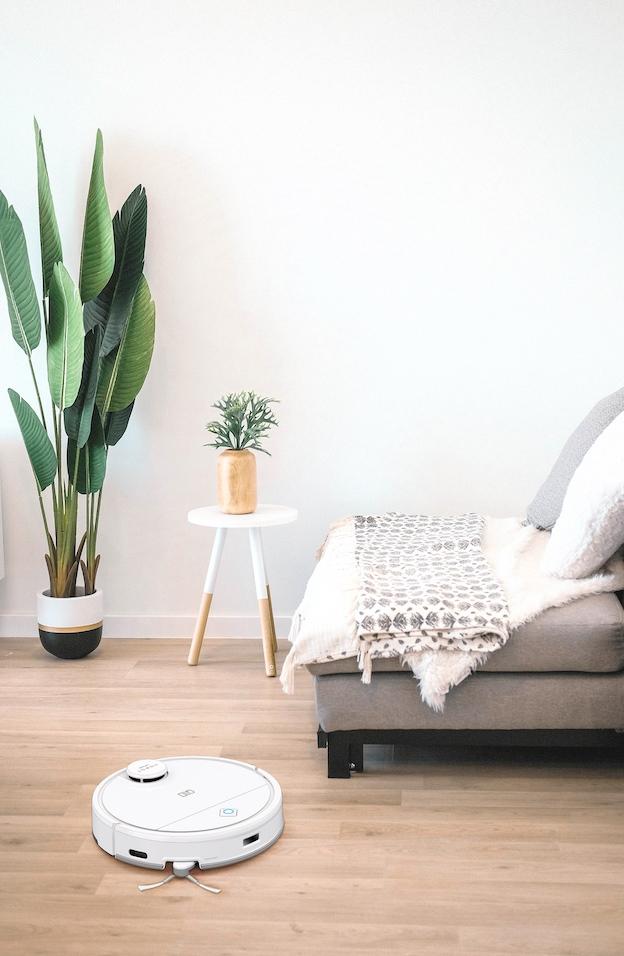 台灣品牌HOBOT雷姬LEGEE-Q10主打5,000Pa強勁吸力，可以吸入82%的毛髮與灰塵，還可以模擬人手拖地的細緻程度，12,800元。