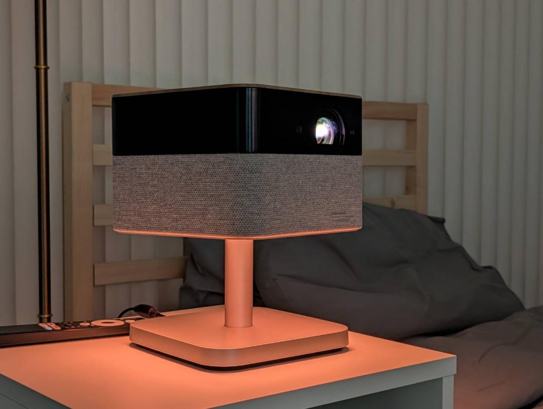 EPSON EF-72投影機整合情境燈功能，平時也可做為燈光裝飾，一機多用，36,900元。（記者黃肇祥攝）