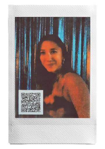 照片上的 QR 碼可以掃描觀看拍攝的影片。(圖/翻攝富士官網)