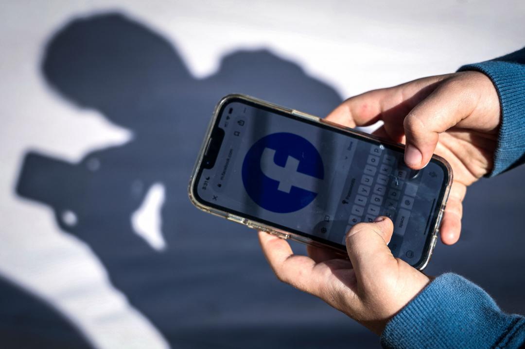 專家指出，有一些App會悄悄在背景運作、消耗手機電量。（圖／路透社）