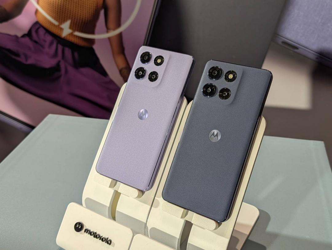 moto g86 Power 與PANTONE聯手，推出 Spellbound 魅藍（右）與 Cosmic Sky 天藍（左）兩色。（圖／記者黃肇祥攝）