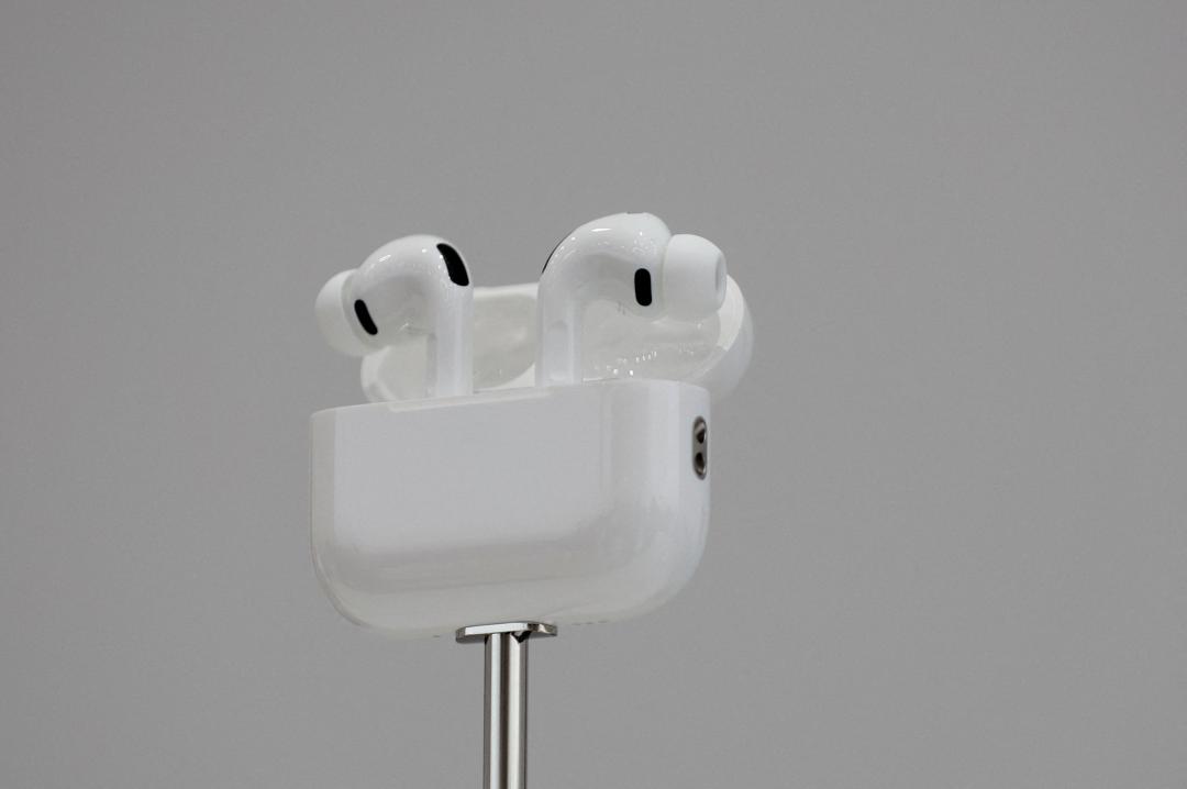 OpenAI要推AI耳機，目標是取代蘋果AirPods。（圖／路透社）