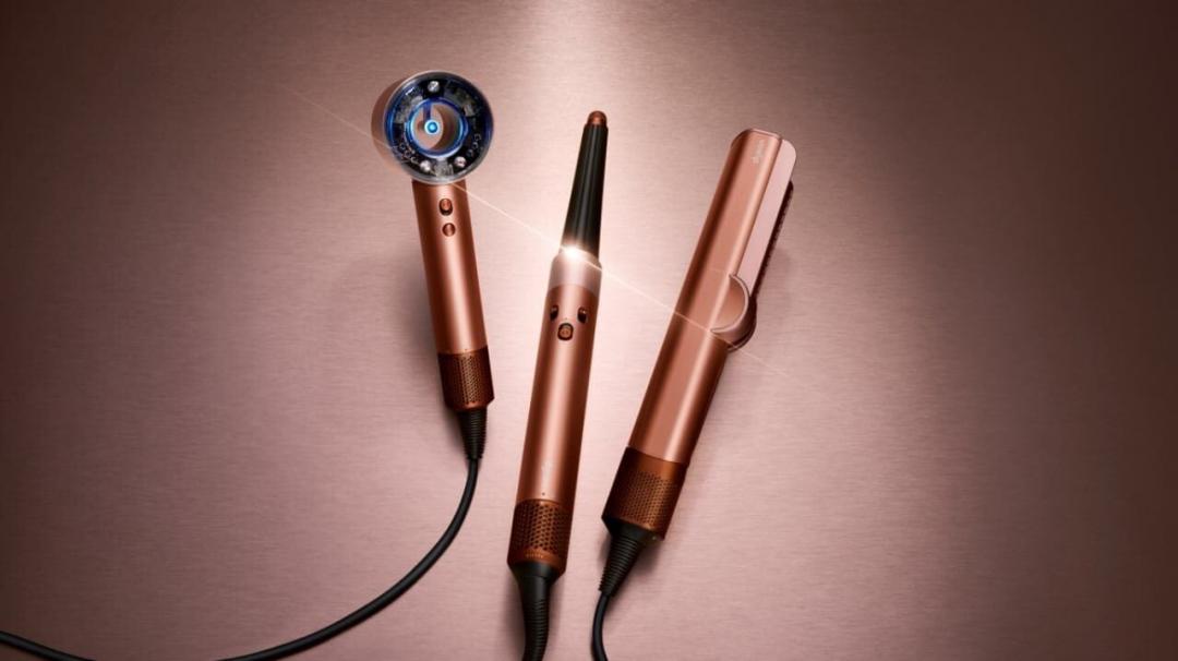 Dyson 「琥珀香檳」系列，揉合溫潤酒紅、暖調銅色與淡粉香檳色調。（圖／Dyson）