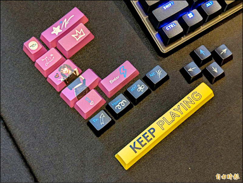 即日起購買羅技K98M鍵盤搭配指定滑鼠，或入手PRO X TKL系列電競鍵盤，即可獲限量啦啦隊人氣成員「李珠珢聯名鍵帽」。（記者黃肇祥攝）