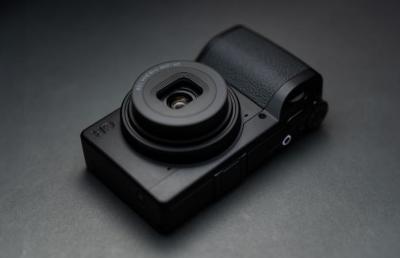 理光街拍神機 GR IV 推出全新版本！拍照更銳利、強調顆粒感