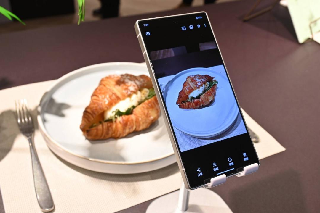 AQUOS R10搭載了德國LEICA監製的5,030萬畫素的主鏡頭與超廣角鏡頭。（圖／資料照）