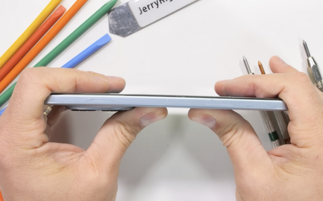 YT頻道JerryRigEverything的徒手彎折測試，手機沒有絲毫變形。（圖／翻攝YT）