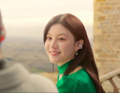 《愛情怎麼翻譯》高允貞耳機是它！網狂問是哪牌：紫色耳夾美翻