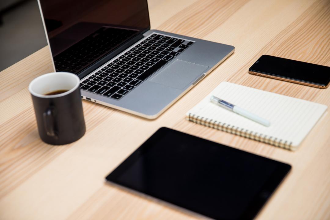 在會議中善用各種AI工具，讓新的一年整體工作效率更為提升。（達志）